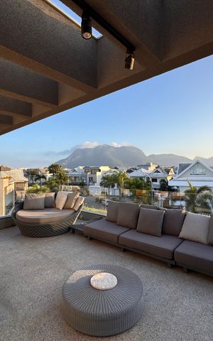Casa de condomínio à venda com 431m², 4 quartos e 1 vaga Casa de condomínio à venda com 431m², 4 quartos e 1 vagaTerraço