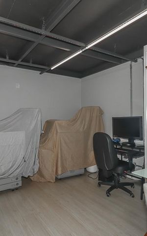Casa à venda com 300m², 4 quartos e 5 vagas Casa à venda com 300m², 4 quartos e 5 vagasEscritório