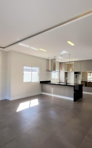 Casa de condomínio à venda com 325m², 3 quartos e 4 vagas Casa de condomínio à venda com 325m², 3 quartos e 4 vagasSala