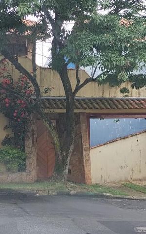 Casa à venda com 250m², 3 quartos e 6 vagas Casa à venda com 250m², 3 quartos e 6 vagasFachada