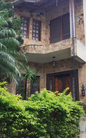 Casa à venda com 250m², 3 quartos e 6 vagas Casa à venda com 250m², 3 quartos e 6 vagasÁrea externa
