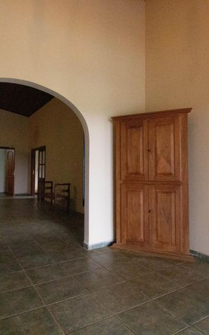 Casa à venda com 1000m², 6 quartos e 2 vagas Casa à venda com 1000m², 6 quartos e 2 vagasHall