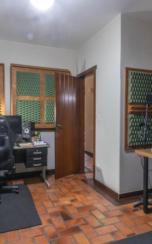Casa à venda com 410m², 4 quartos e 4 vagas Casa à venda com 410m², 4 quartos e 4 vagasQuarto 4