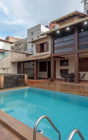 Casa à venda com 410m², 4 quartos e 4 vagas Casa à venda com 410m², 4 quartos e 4 vagasPiscina