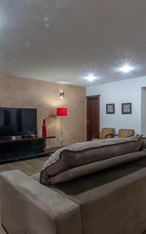 Casa à venda com 410m², 4 quartos e 4 vagas Casa à venda com 410m², 4 quartos e 4 vagasSala