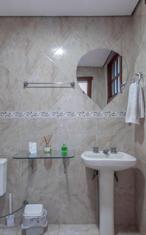 Casa à venda com 410m², 4 quartos e 4 vagas Casa à venda com 410m², 4 quartos e 4 vagasBanheiro