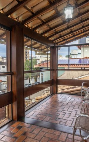 Casa à venda com 410m², 4 quartos e 4 vagas Casa à venda com 410m², 4 quartos e 4 vagasVaranda