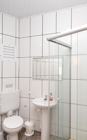 Casa à venda com 443m², 5 quartos e 5 vagasBanheiro do Quarto Externo 2