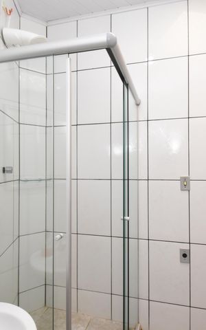 Casa à venda com 443m², 5 quartos e 5 vagasBanheiro do Quarto Externo 2