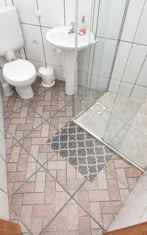 Casa à venda com 443m², 5 quartos e 5 vagasBanheiro do Quarto Externo 2