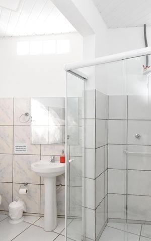 Casa à venda com 443m², 5 quartos e 5 vagasBanheiro do Quarto Externo 1