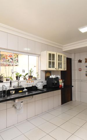 Casa à venda com 443m², 5 quartos e 5 vagasCozinha