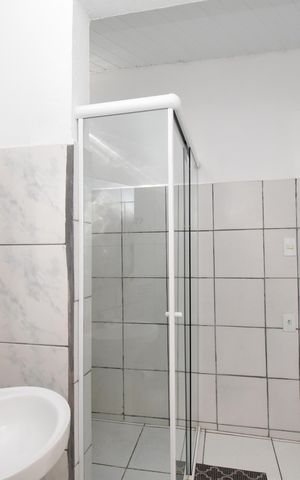 Casa à venda com 443m², 5 quartos e 5 vagasBanheiro do Quarto Externo 1