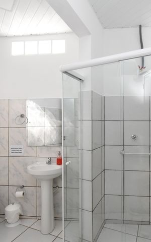Casa à venda com 443m², 5 quartos e 5 vagasBanheiro do Quarto Externo 1