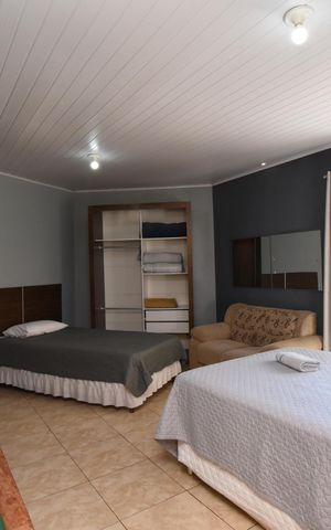 Casa à venda com 443m², 5 quartos e 5 vagasQuarto Externo 2