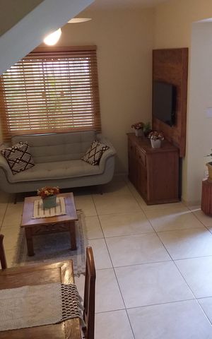 Casa de condomínio para alugar com 105m², 3 quartos e 2 vagas Casa de condomínio para alugar com 105m², 3 quartos e 2 vagasSala