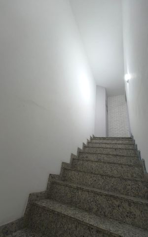 Apartamento à venda com 94m², 2 quartos e 1 vaga Apartamento à venda com 94m², 2 quartos e 1 vagaEscada
