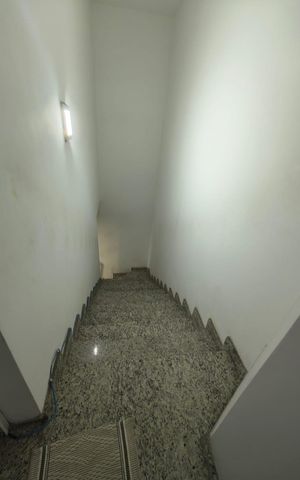 Apartamento à venda com 94m², 2 quartos e 1 vaga Apartamento à venda com 94m², 2 quartos e 1 vagaEscada