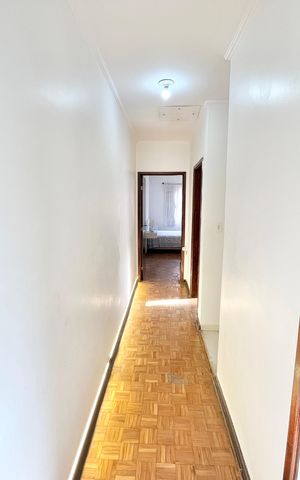 Casa à venda com 185m², 4 quartos e 2 vagas Casa à venda com 185m², 4 quartos e 2 vagasCorredor