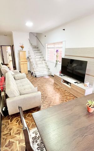Casa à venda com 185m², 4 quartos e 2 vagas Casa à venda com 185m², 4 quartos e 2 vagasSala