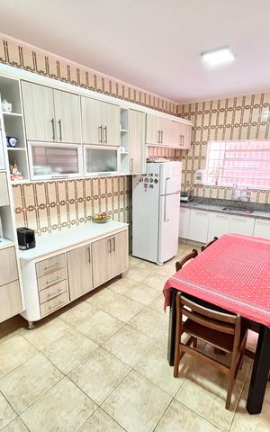 Casa à venda com 185m², 4 quartos e 2 vagas Casa à venda com 185m², 4 quartos e 2 vagasCozinha