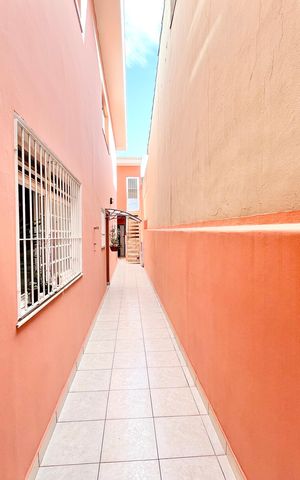 Casa à venda com 185m², 4 quartos e 2 vagas Casa à venda com 185m², 4 quartos e 2 vagasÁrea externa