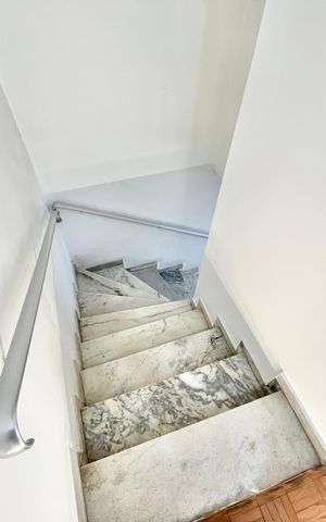 Casa à venda com 185m², 4 quartos e 2 vagas Casa à venda com 185m², 4 quartos e 2 vagasEscada