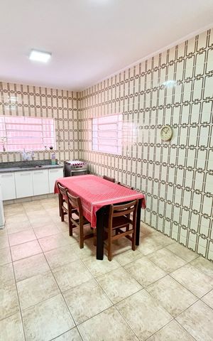 Casa à venda com 185m², 4 quartos e 2 vagas Casa à venda com 185m², 4 quartos e 2 vagasCozinha