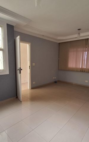 Casa à venda com 212m², 4 quartos e 5 vagas Casa à venda com 212m², 4 quartos e 5 vagasSala