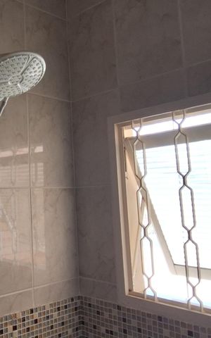 Casa à venda com 212m², 4 quartos e 5 vagas Casa à venda com 212m², 4 quartos e 5 vagasBanheiro da Suíte 2
