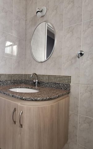 Casa à venda com 212m², 4 quartos e 5 vagas Casa à venda com 212m², 4 quartos e 5 vagasBanheiro Corredor