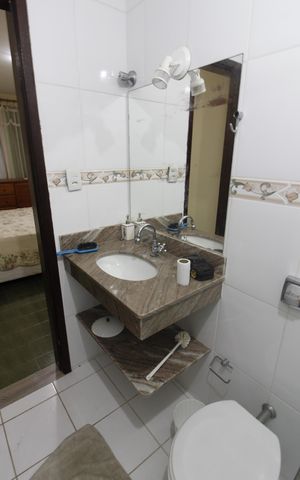 Casa de condomínio para alugar com 220m², 4 quartos e 2 vagasBanheiro da Suíte 2