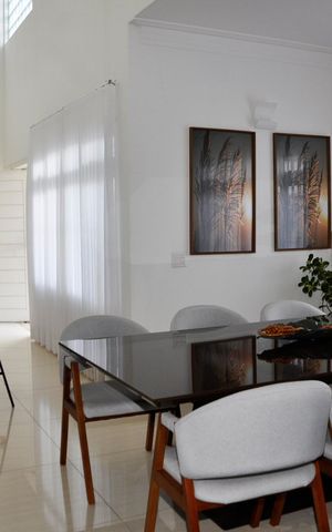 Casa à venda com 420m², 3 quartos e 5 vagas Casa à venda com 420m², 3 quartos e 5 vagasCasa Mobiliada - Detalhe - Sala de Jantar