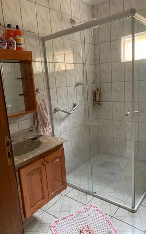 Casa à venda com 168m², 3 quartos e 2 vagas Casa à venda com 168m², 3 quartos e 2 vagasBanheiro