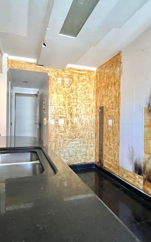 Apartamento à venda com 169m², 3 quartos e 4 vagas Apartamento à venda com 169m², 3 quartos e 4 vagasCozinha