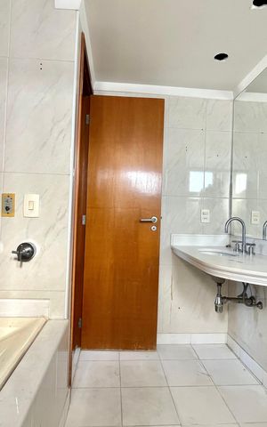 Apartamento à venda com 169m², 3 quartos e 4 vagas Apartamento à venda com 169m², 3 quartos e 4 vagasBanheiro da Suíte 1