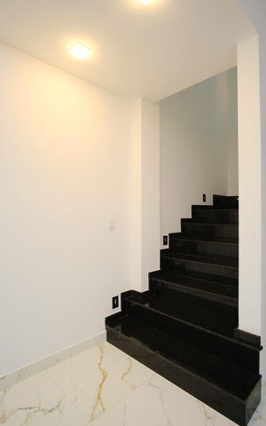 Casa à venda com 127m², 3 quartos e 2 vagasEscada