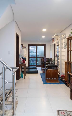 Casa à venda com 200m², 3 quartos e 3 vagas Casa à venda com 200m², 3 quartos e 3 vagasCozinha e Área de Serviço