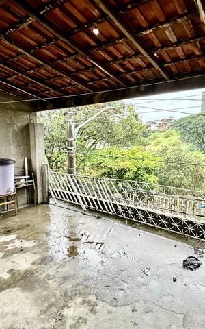 Casa à venda com 210m², 6 quartos e 1 vaga Casa à venda com 210m², 6 quartos e 1 vagaVaranda