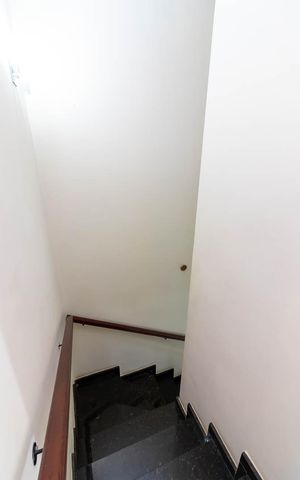 Casa de condomínio à venda com 72m², 2 quartos e 2 vagasEscada