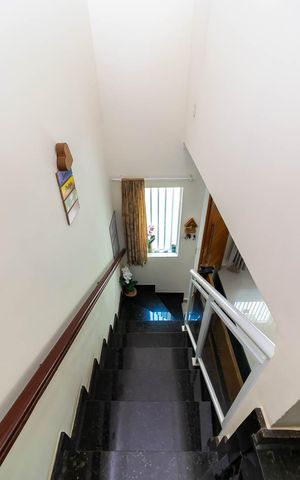 Casa de condomínio à venda com 72m², 2 quartos e 2 vagasEscada