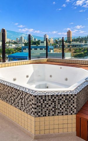 Apartamento à venda com 211m², 3 quartos e 3 vagas Apartamento à venda com 211m², 3 quartos e 3 vagasVaranda