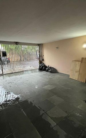 Casa à venda com 202m², 4 quartos e 2 vagas Casa à venda com 202m², 4 quartos e 2 vagasGaragem