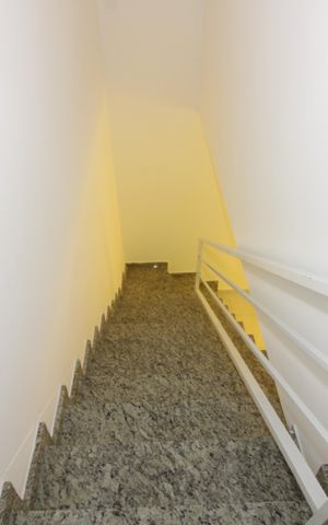 Casa de condomínio para alugar com 80m², 2 quartos e 1 vagaescada de acesso ao piso inferior