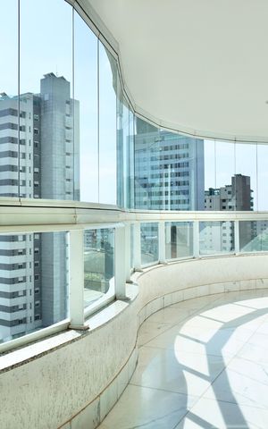 Apartamento à venda com 184m², 4 quartos e 4 vagas Apartamento à venda com 184m², 4 quartos e 4 vagasVaranda