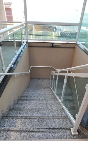 Casa de condomínio à venda com 48m², 2 quartos e 1 vagaEscada de acesso