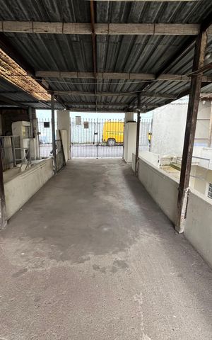 Casa à venda com 400m², 2 quartos e 2 vagas Casa à venda com 400m², 2 quartos e 2 vagasGaragem