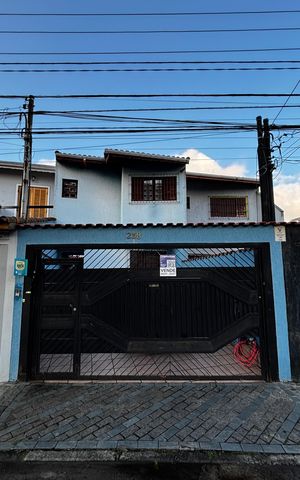 Casa à venda com 108m², 2 quartos e 2 vagas Casa à venda com 108m², 2 quartos e 2 vagasFachada