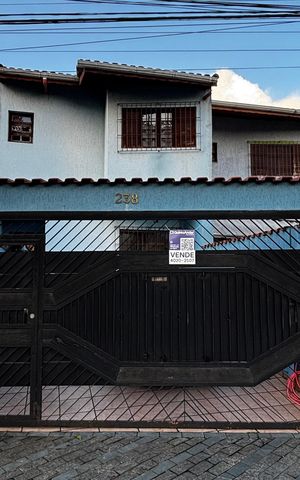 Casa à venda com 108m², 2 quartos e 2 vagas Casa à venda com 108m², 2 quartos e 2 vagasFachada