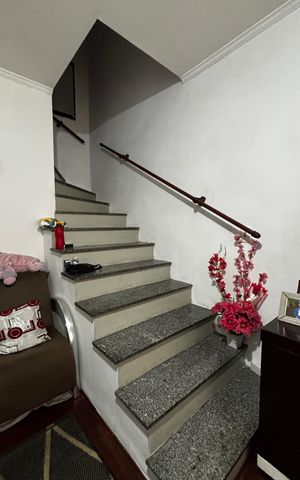 Casa à venda com 108m², 2 quartos e 2 vagas Casa à venda com 108m², 2 quartos e 2 vagasEscada